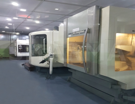 Automated 5-axis CNC machining center for orthopedic plates